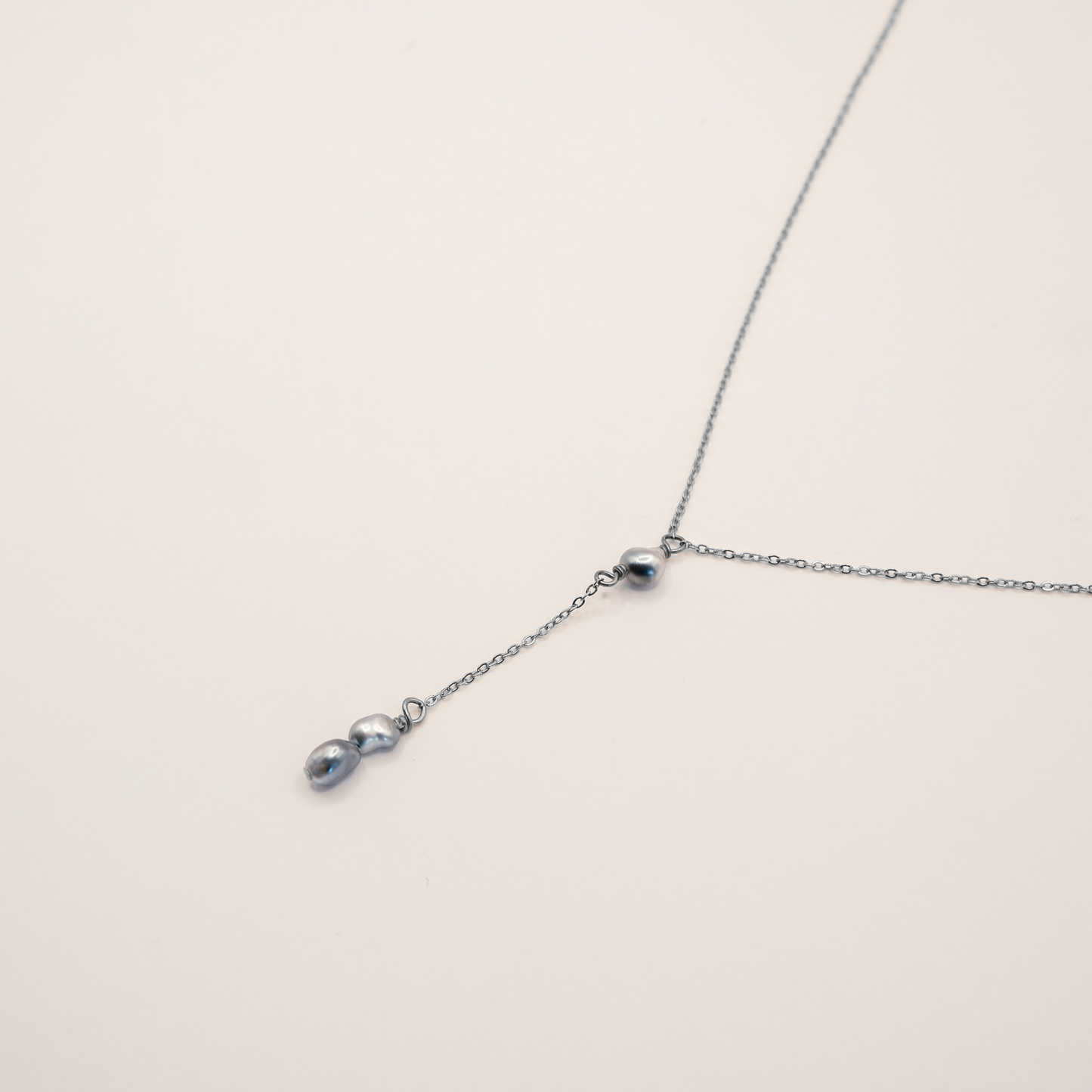 Collier Eia en keshis de Tahiti ou d'eau douce. Bijoux en acier inoxydable argenté