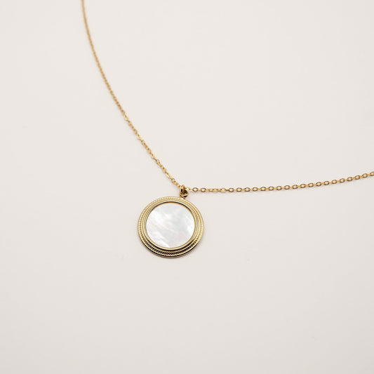 Ras du cou Pira en Nacre. Bijoux en acier inoxydable doré