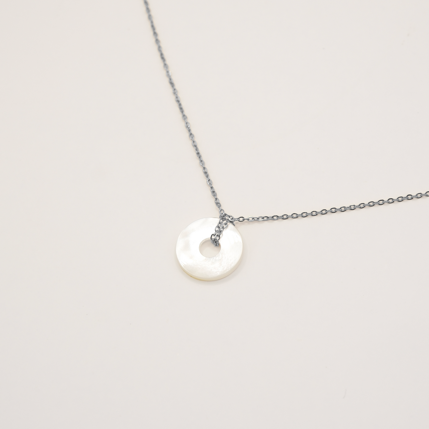 Ras du cou Pirataura en nacre de Tahiti. Bijoux en acier inoxydable argenté