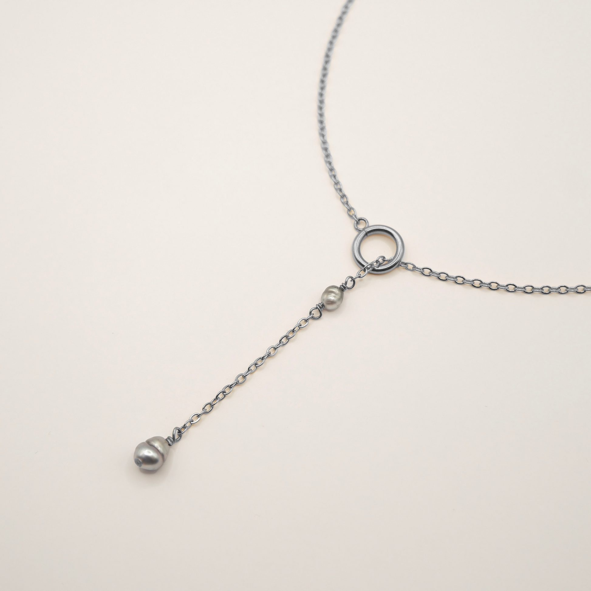 Collier Kinari en keshis de Tahiti ou d'eau douce. Bijoux en acier inoxydable argenté