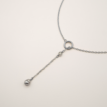 Collier Kinari en keshis de Tahiti ou d'eau douce. Bijoux en acier inoxydable argenté