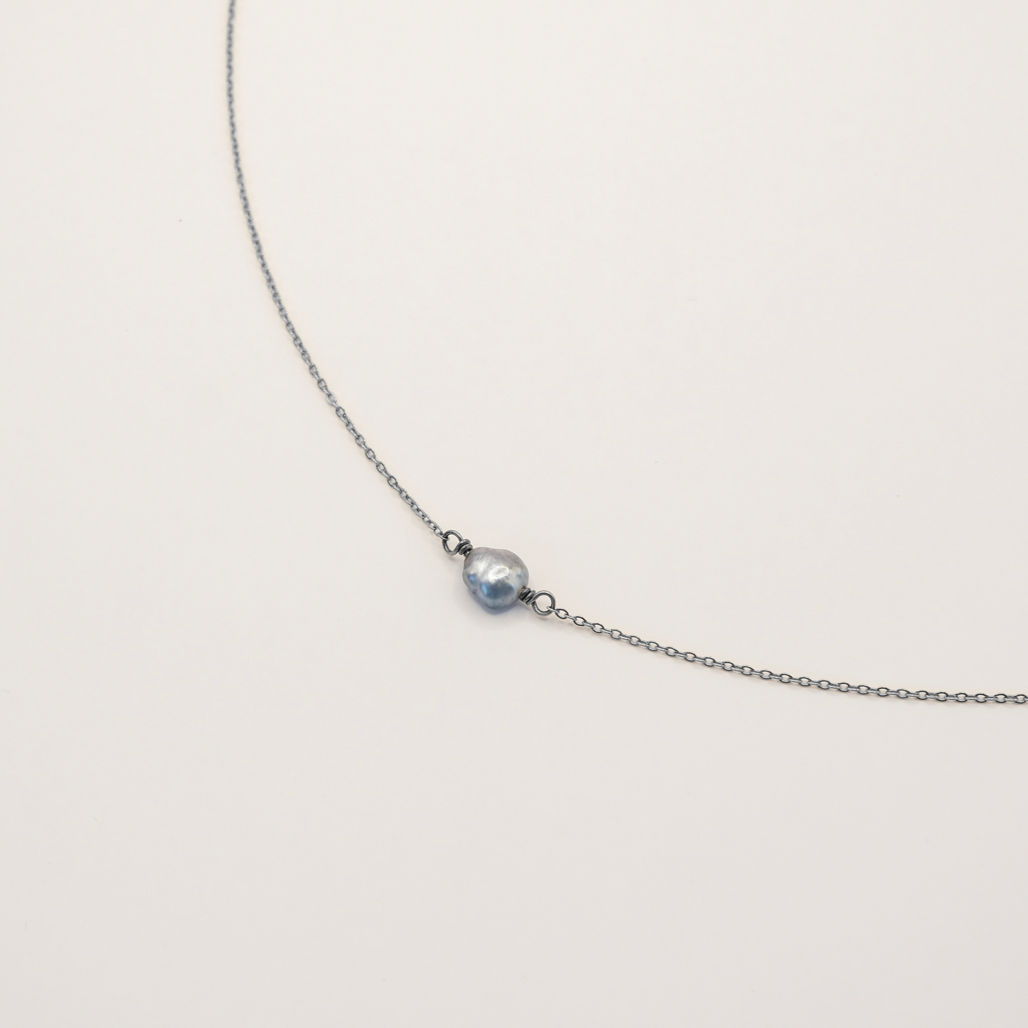Ras du cou Noya en keshis de Tahiti ou d'eau douce. Bijoux en acier inoxydable argenté