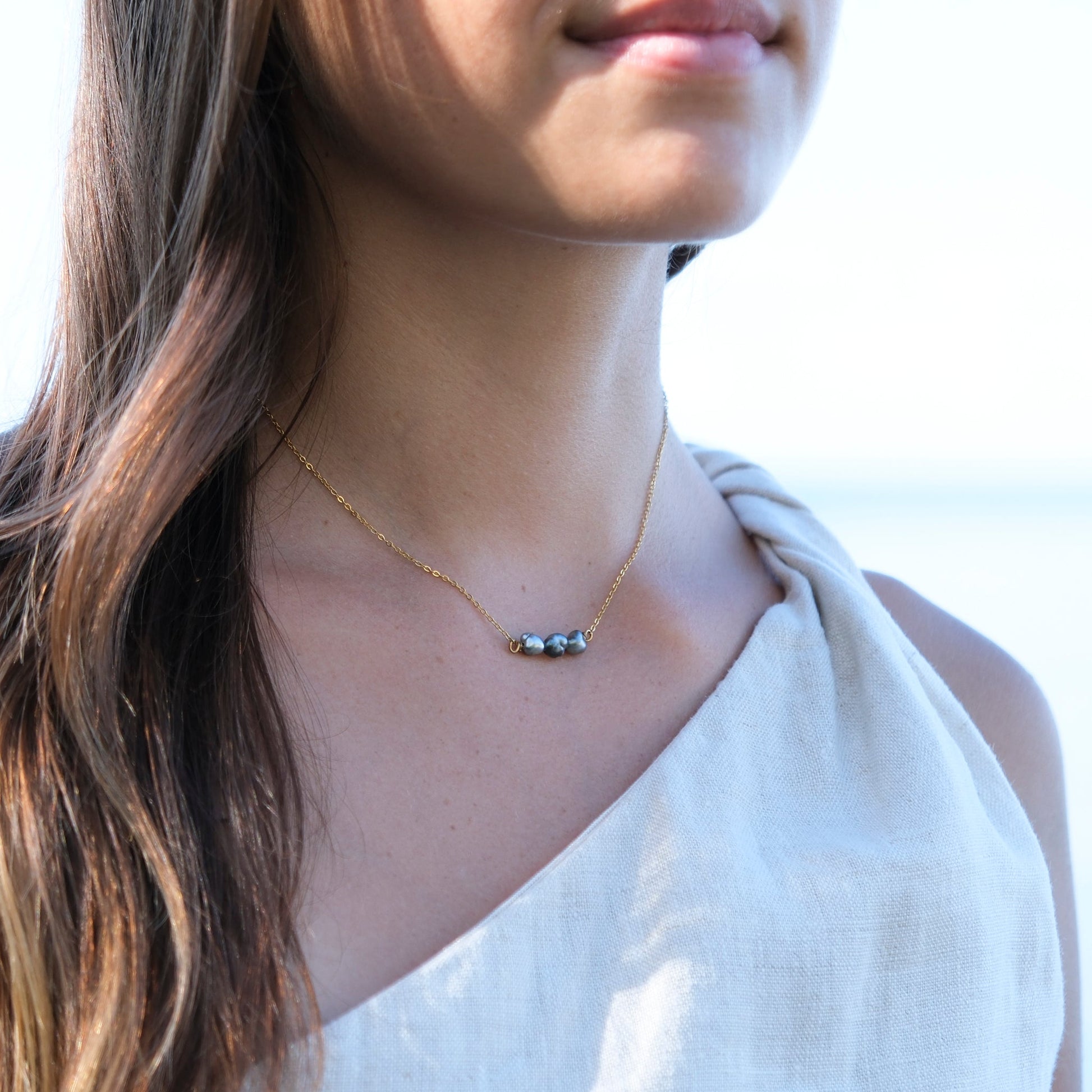 Ras du cou Umoa en keshis de Tahiti ou d'eau douce. Bijoux en acier inoxydable doré